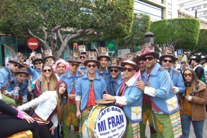 El Anfiteatro de la Rambla acogió la actuación de los grupos participantes en el desfile