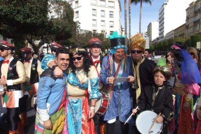 El Anfiteatro de la Rambla acogió la actuación de los grupos participantes en el desfile