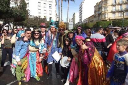 El Anfiteatro de la Rambla acogió la actuación de los grupos participantes en el desfile