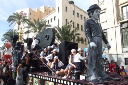 El Anfiteatro de la Rambla acogió la actuación de los grupos participantes en el desfile