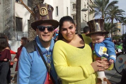 El Anfiteatro de la Rambla acogió la actuación de los grupos participantes en el desfile