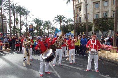 El Anfiteatro de la Rambla acogió la actuación de los grupos participantes en el desfile