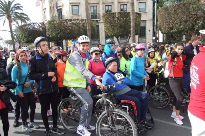 El Anfiteatro de la Rambla acogió la actuación de los grupos participantes en el desfile