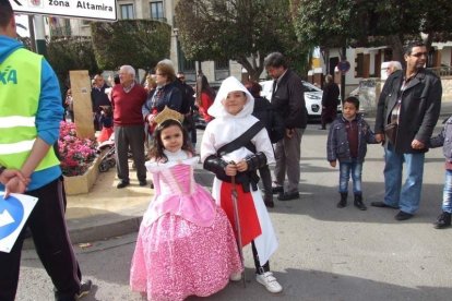 El Anfiteatro de la Rambla acogió la actuación de los grupos participantes en el desfile
