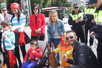 El Anfiteatro de la Rambla acogió la actuación de los grupos participantes en el desfile