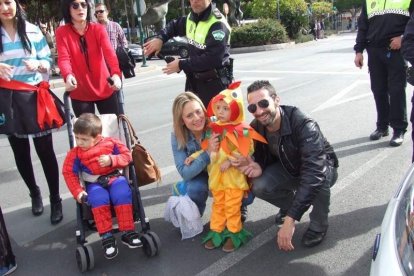 El Anfiteatro de la Rambla acogió la actuación de los grupos participantes en el desfile