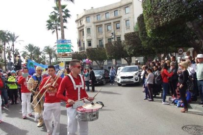 El Anfiteatro de la Rambla acogió la actuación de los grupos participantes en el desfile