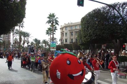 El Anfiteatro de la Rambla acogió la actuación de los grupos participantes en el desfile