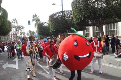 El Anfiteatro de la Rambla acogió la actuación de los grupos participantes en el desfile