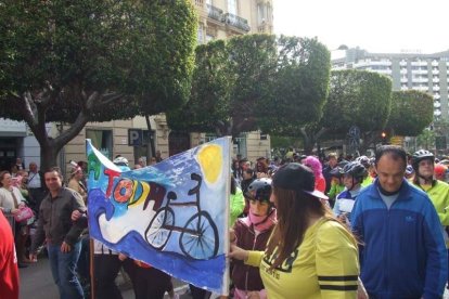 El Anfiteatro de la Rambla acogió la actuación de los grupos participantes en el desfile