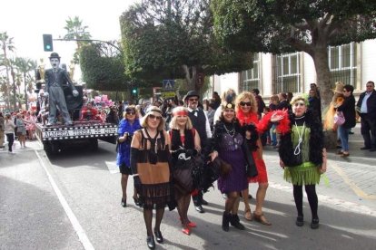 El Anfiteatro de la Rambla acogió la actuación de los grupos participantes en el desfile