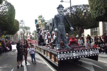 El Anfiteatro de la Rambla acogió la actuación de los grupos participantes en el desfile