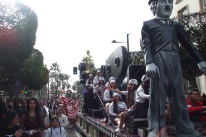 El Anfiteatro de la Rambla acogió la actuación de los grupos participantes en el desfile
