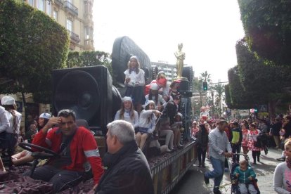 El Anfiteatro de la Rambla acogió la actuación de los grupos participantes en el desfile