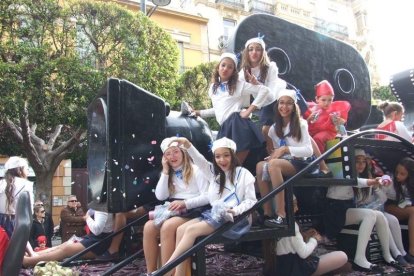El Anfiteatro de la Rambla acogió la actuación de los grupos participantes en el desfile