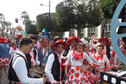 El Anfiteatro de la Rambla acogió la actuación de los grupos participantes en el desfile