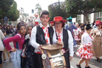 El Anfiteatro de la Rambla acogió la actuación de los grupos participantes en el desfile