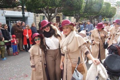 El Anfiteatro de la Rambla acogió la actuación de los grupos participantes en el desfile