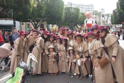 El Anfiteatro de la Rambla acogió la actuación de los grupos participantes en el desfile