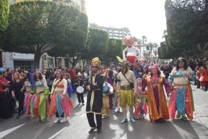El Anfiteatro de la Rambla acogió la actuación de los grupos participantes en el desfile