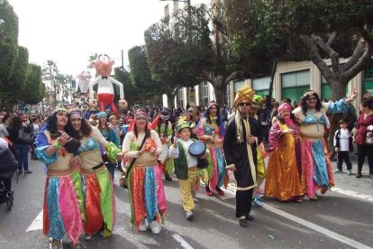 El Anfiteatro de la Rambla acogió la actuación de los grupos participantes en el desfile