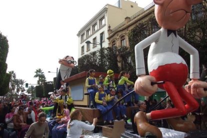 El Anfiteatro de la Rambla acogió la actuación de los grupos participantes en el desfile