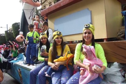 El Anfiteatro de la Rambla acogió la actuación de los grupos participantes en el desfile