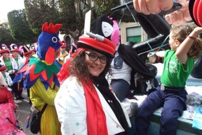 El Anfiteatro de la Rambla acogió la actuación de los grupos participantes en el desfile