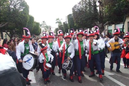 El Anfiteatro de la Rambla acogió la actuación de los grupos participantes en el desfile