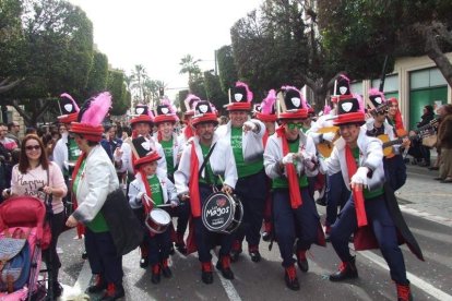 El Anfiteatro de la Rambla acogió la actuación de los grupos participantes en el desfile