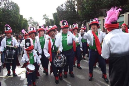 El Anfiteatro de la Rambla acogió la actuación de los grupos participantes en el desfile
