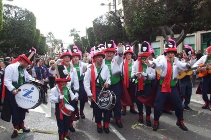El Anfiteatro de la Rambla acogió la actuación de los grupos participantes en el desfile