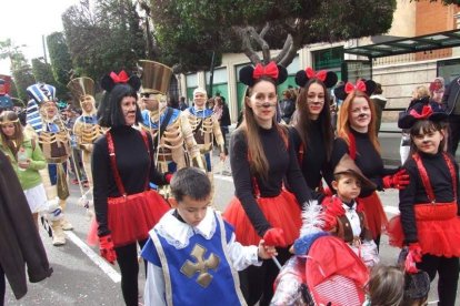 El Anfiteatro de la Rambla acogió la actuación de los grupos participantes en el desfile