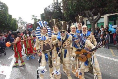 El Anfiteatro de la Rambla acogió la actuación de los grupos participantes en el desfile