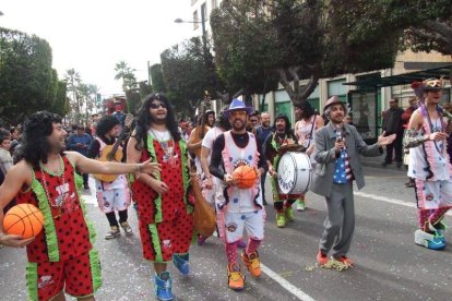 El Anfiteatro de la Rambla acogió la actuación de los grupos participantes en el desfile