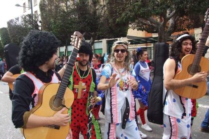 El Anfiteatro de la Rambla acogió la actuación de los grupos participantes en el desfile