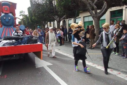 El Anfiteatro de la Rambla acogió la actuación de los grupos participantes en el desfile