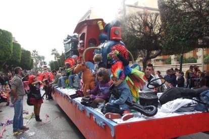 El Anfiteatro de la Rambla acogió la actuación de los grupos participantes en el desfile