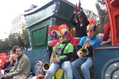 El Anfiteatro de la Rambla acogió la actuación de los grupos participantes en el desfile