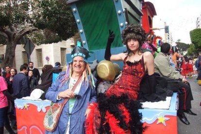 El Anfiteatro de la Rambla acogió la actuación de los grupos participantes en el desfile