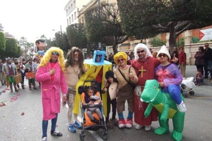 El Anfiteatro de la Rambla acogió la actuación de los grupos participantes en el desfile