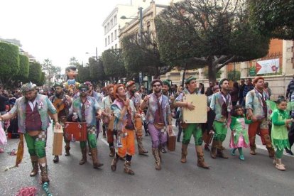 El Anfiteatro de la Rambla acogió la actuación de los grupos participantes en el desfile
