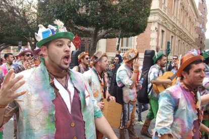 El Anfiteatro de la Rambla acogió la actuación de los grupos participantes en el desfile