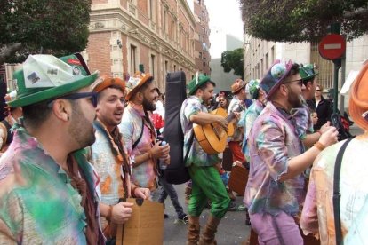 El Anfiteatro de la Rambla acogió la actuación de los grupos participantes en el desfile