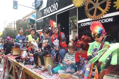El Anfiteatro de la Rambla acogió la actuación de los grupos participantes en el desfile