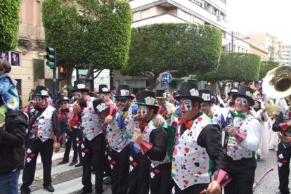 El Anfiteatro de la Rambla acogió la actuación de los grupos participantes en el desfile