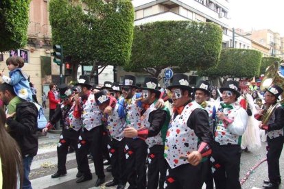 El Anfiteatro de la Rambla acogió la actuación de los grupos participantes en el desfile