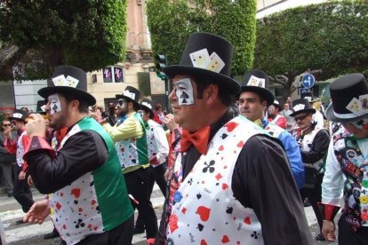 El Anfiteatro de la Rambla acogió la actuación de los grupos participantes en el desfile