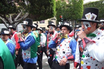 El Anfiteatro de la Rambla acogió la actuación de los grupos participantes en el desfile