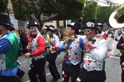 El Anfiteatro de la Rambla acogió la actuación de los grupos participantes en el desfile